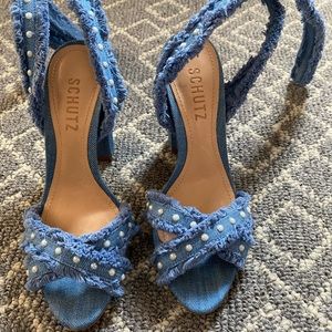 Amazing Schultz jean with pearl sandals!